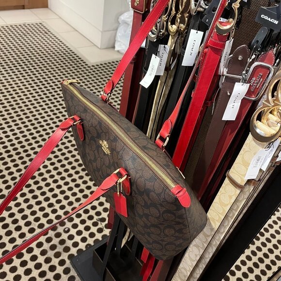 Coach Gallery Tote In Signature Canvas - Picture 3 of 11